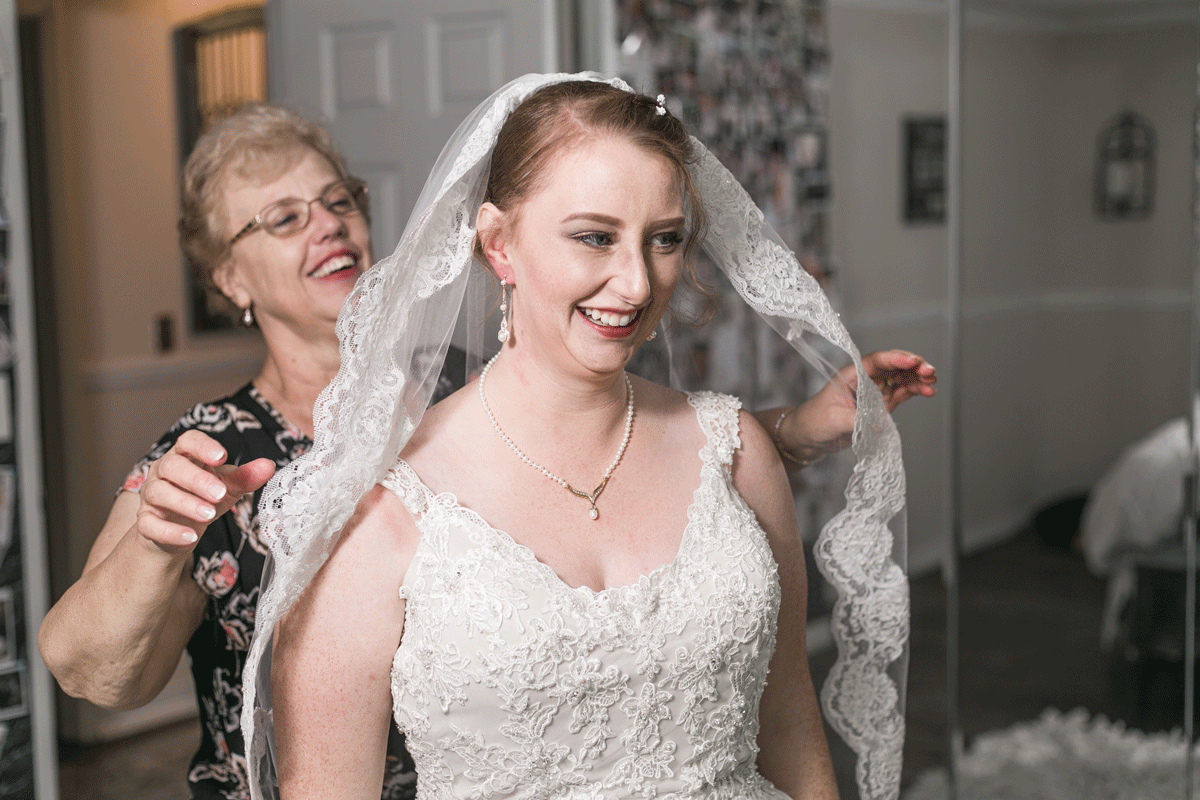 mother fluffing veil with lace trim for bride